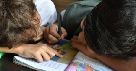 Escola alemã usa rotina simples para garantir que nenhuma criança saia sem saber ler