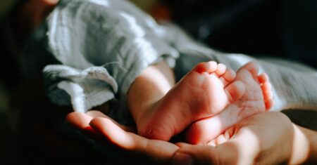 Consumo de ultraprocessados pelo pai eleva peso do bebê ao nascer, aponta USP