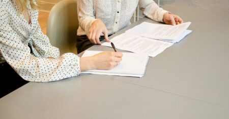 Escritório japonês negocia pedidos de licença do trabalho por procuração