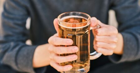 Cientistas descobrem por que a solidão faz alguns beberem mais álcool que outros