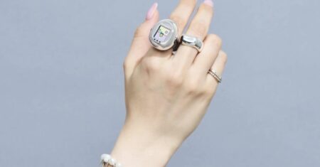 Tamagotchi virou um anel minúsculo que permite cuidar do bichinho virtual no dedo