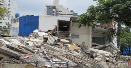 Profissionais de áudio criaram sondas improvisadas para procurar sobreviventes sob escombros